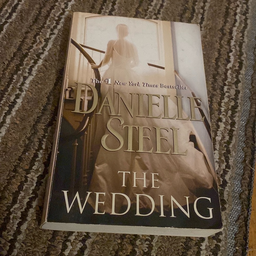 Danielle Steel - The Wedding 
Paperback book